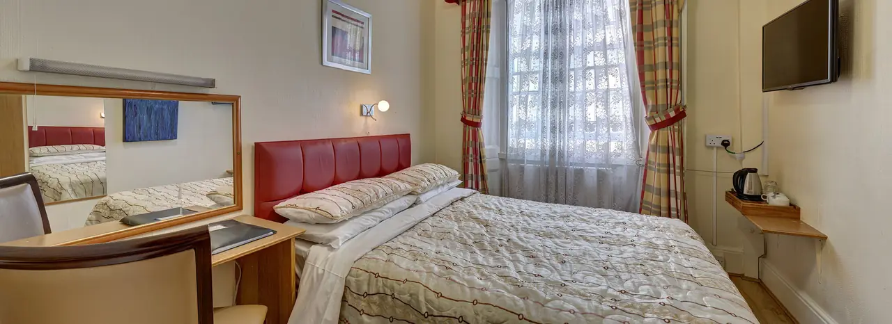 Panorama of a bedroom at Barry House